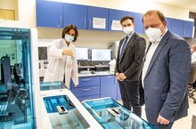 Dr. Yolanta Dragneva (Chefärztin des Instituts für Laboratoriumsmedizin), Bürgermeister Dennis Grieser und Achim Neyer (Geschäftsführer des GPR Gesundheits- und Pflegezentrums Rüsselsheim ) in der neuen Laborstraße