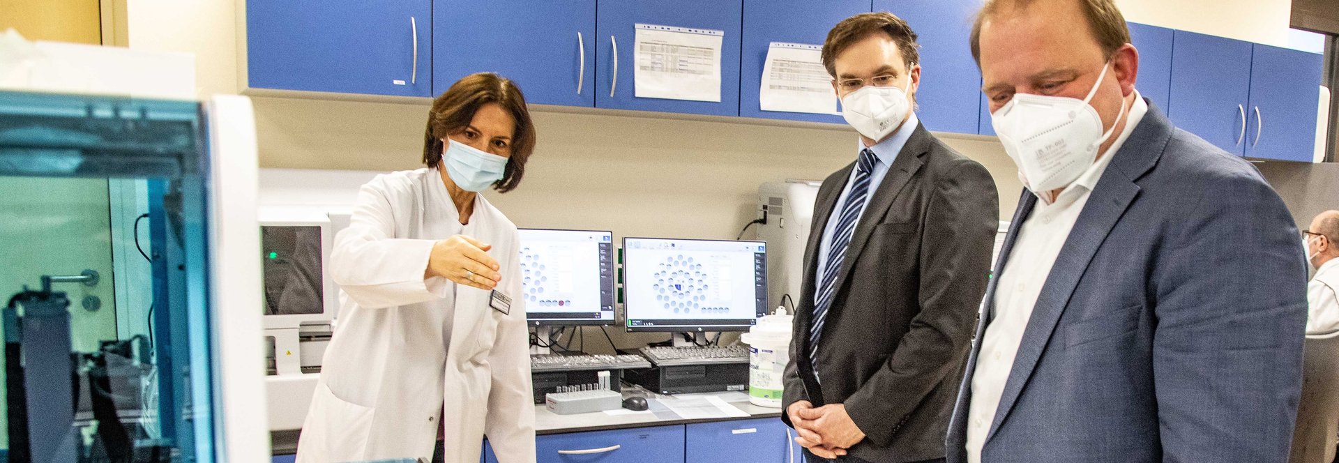 Dr. Yolanta Dragneva (Chefärztin des Instituts für Laboratoriumsmedizin), Bürgermeister Dennis Grieser und Achim Neyer (Geschäftsführer des GPR Gesundheits- und Pflegezentrums Rüsselsheim ) in der neuen Laborstraße