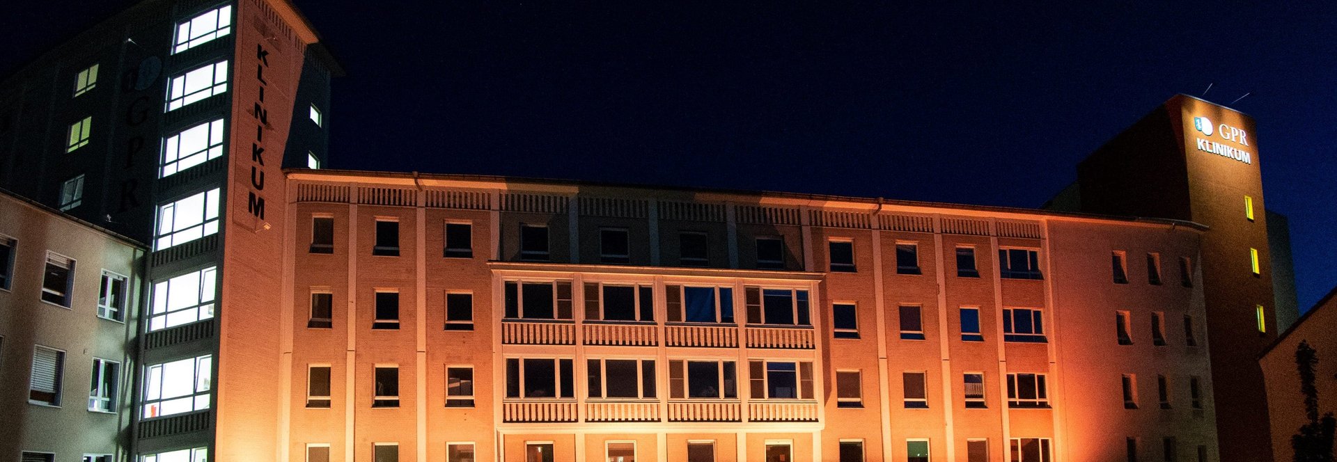 GPR Klinikum orange beleuchtet
