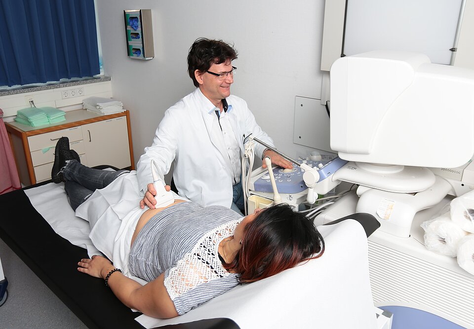Chefarzt bei gynäkologischer Ultraschalluntersuchung