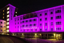 Gebäude in lila