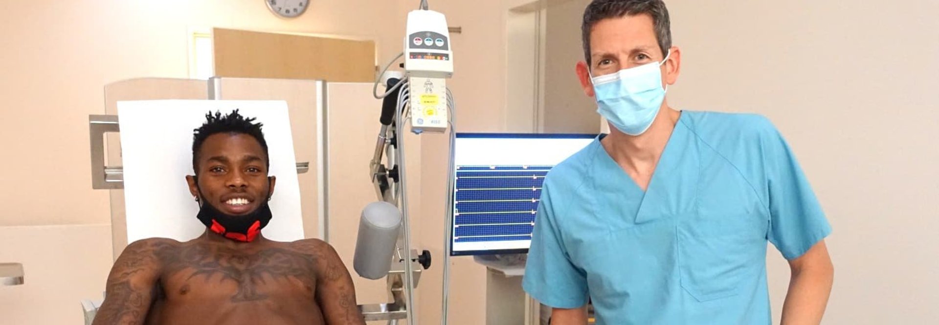 Ty`Lik Evans (White Wings), und Privatdozent Dr. Oliver Koeth(Chefarzt der der II. Medizinischen Klinik) beim Belastungs-EKG
