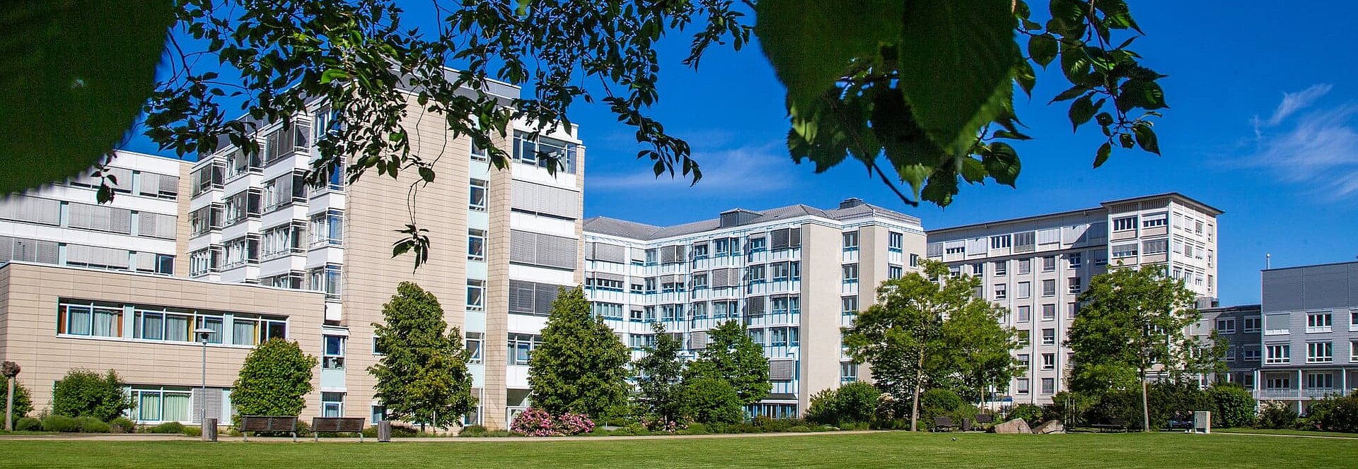 Außenansicht GPR Klinikum mit Patientenpark
