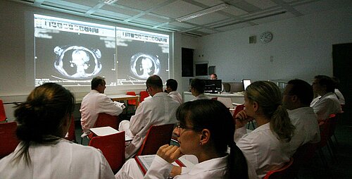 Ärzte besprechen sich innerhalb des Tumorboards Ärzte besprechen sich innerhalb des Tumorboards