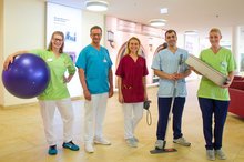 Mitarbeiter mit farbiger Bekleidung