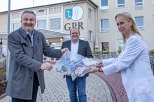 Jens Grode spendet Babysöckchen