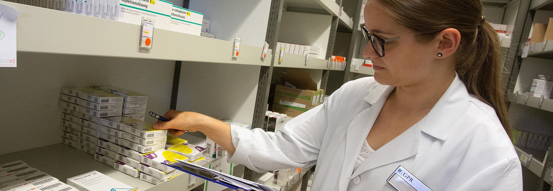 Mitarbeiterin im Medikamentenlager