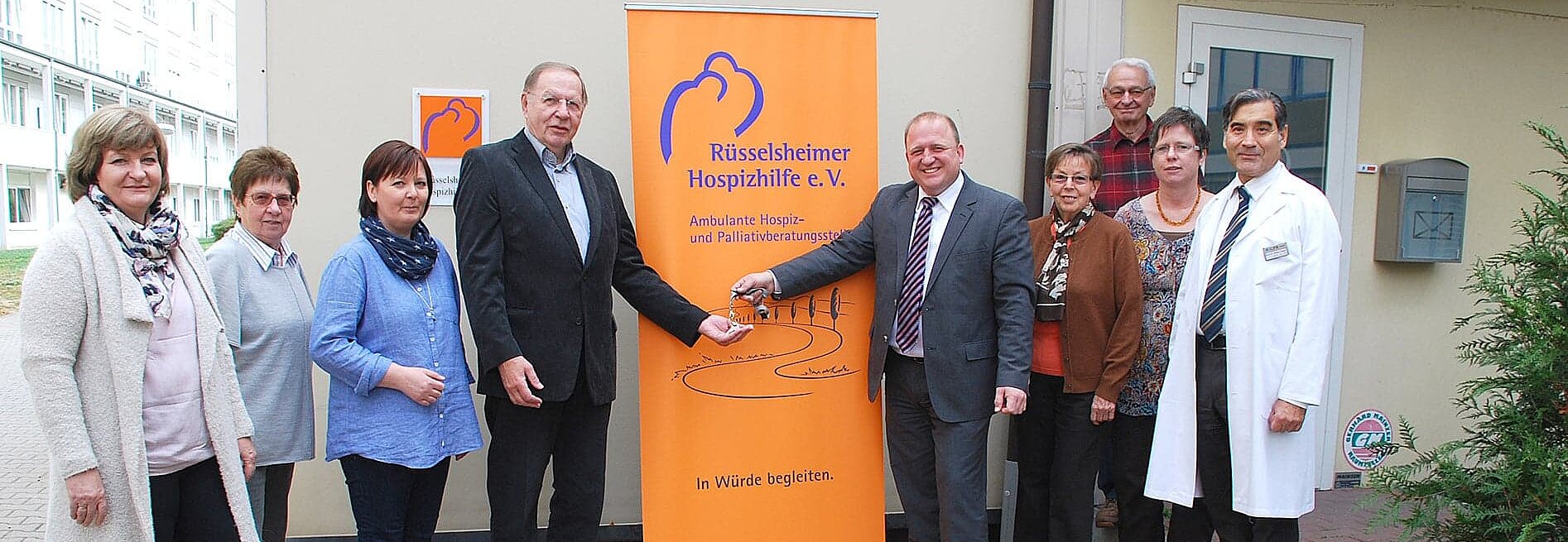 Mitarbeiter der Hospizhilfe vor dem Büro