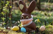 Schokoladenosterhase mit Mundschutz